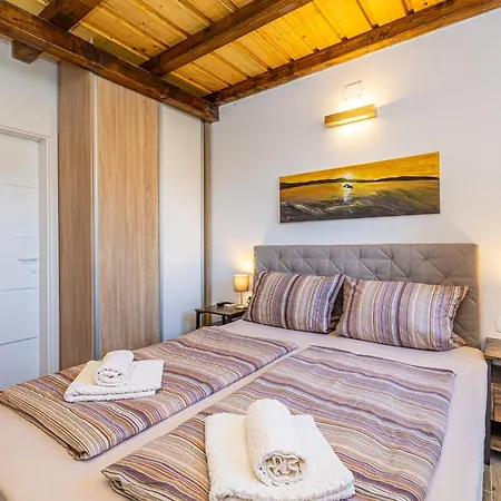 House Nyaraló